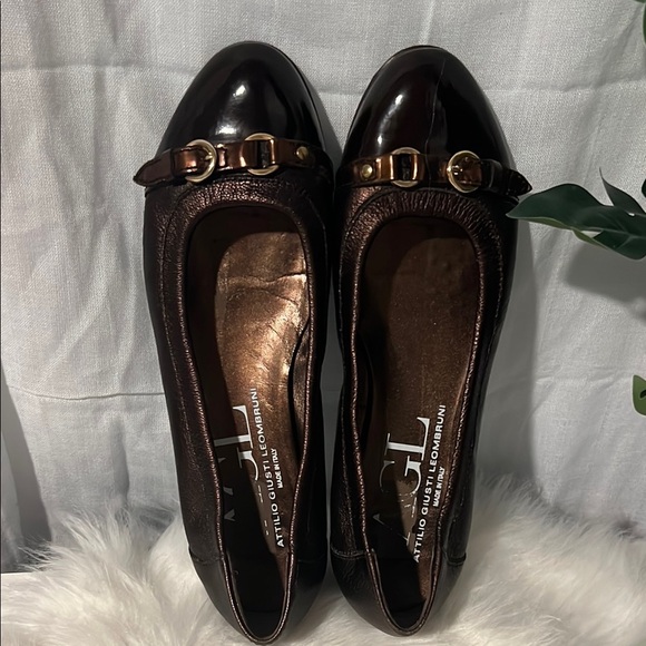 Chic Black and Brown Flats with Glossy Toe Cap - Picture 6 of 6